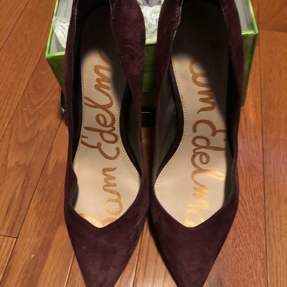 Plum suede Pointed toe pump. - Picture 2 of 4